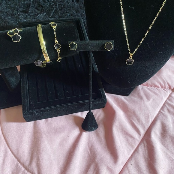 Elegant Gold and Black Flower Jewelry Set - Picture 5 of 5